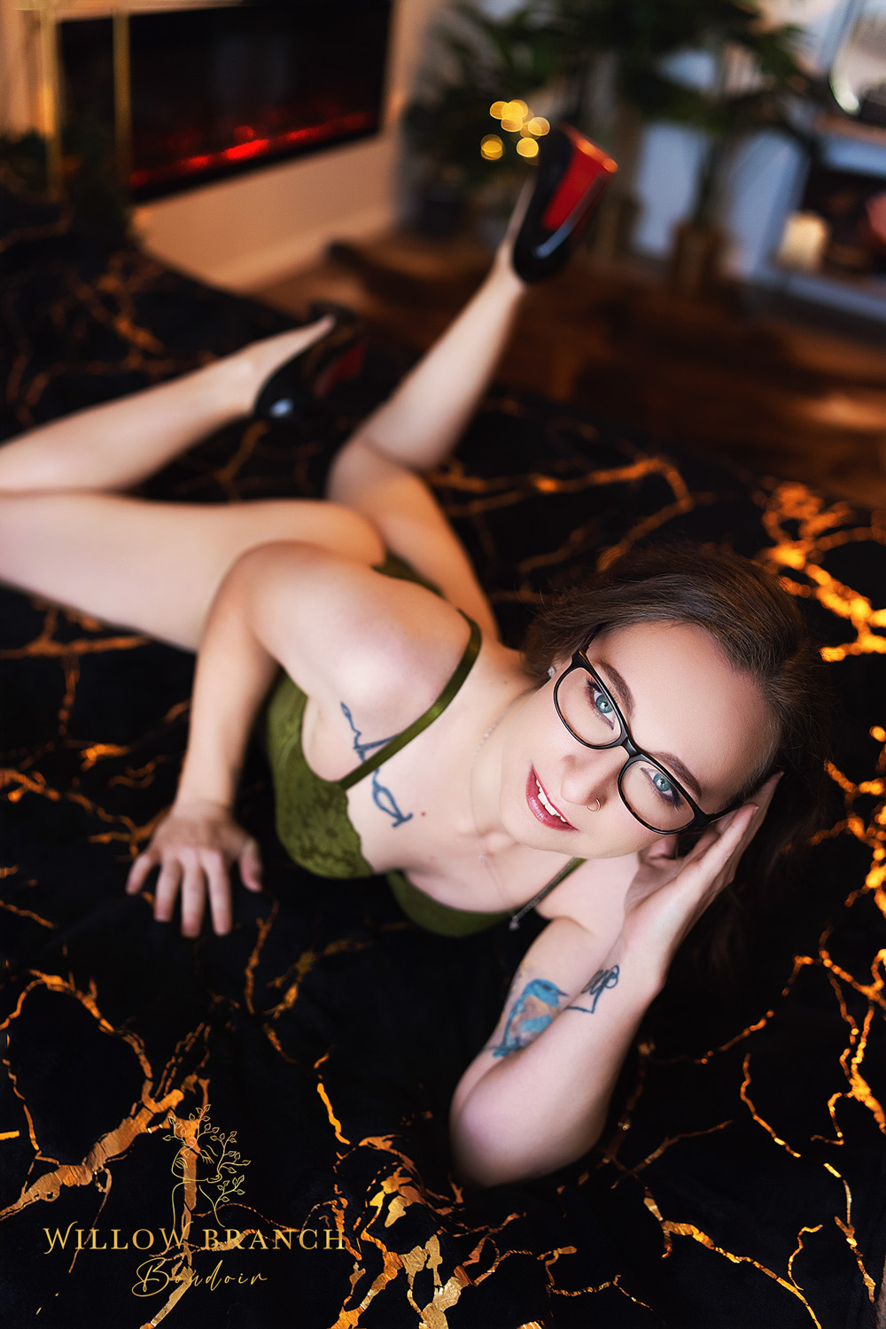 Gold Coast boudoir photo session showcasing natural beauty and showcasing curves in posing and lighting
